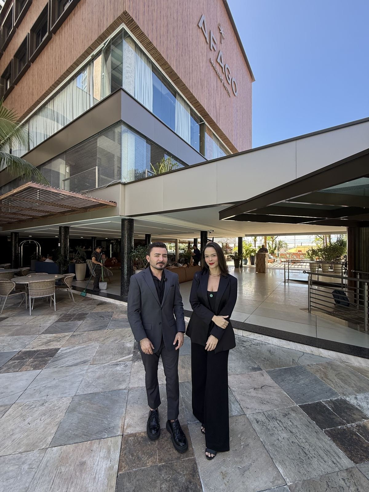 Dra. Caroline Mota e Dr. Ítalo Cavalcante na entrada do Afago Mareiro Hotel