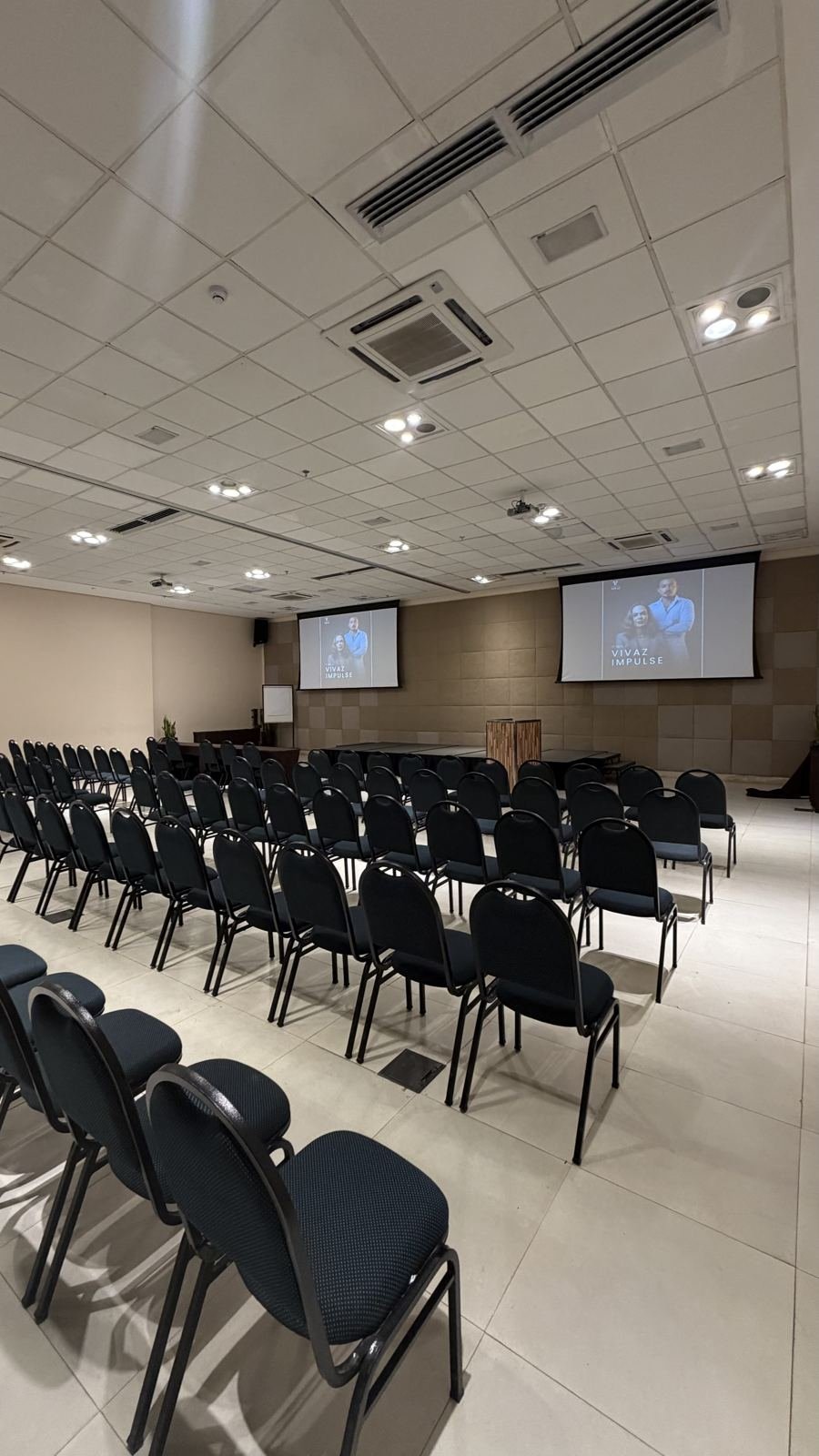 Salão de eventos do Afago Mareiro Hotel montado para o Vivaz Impulse, com telões